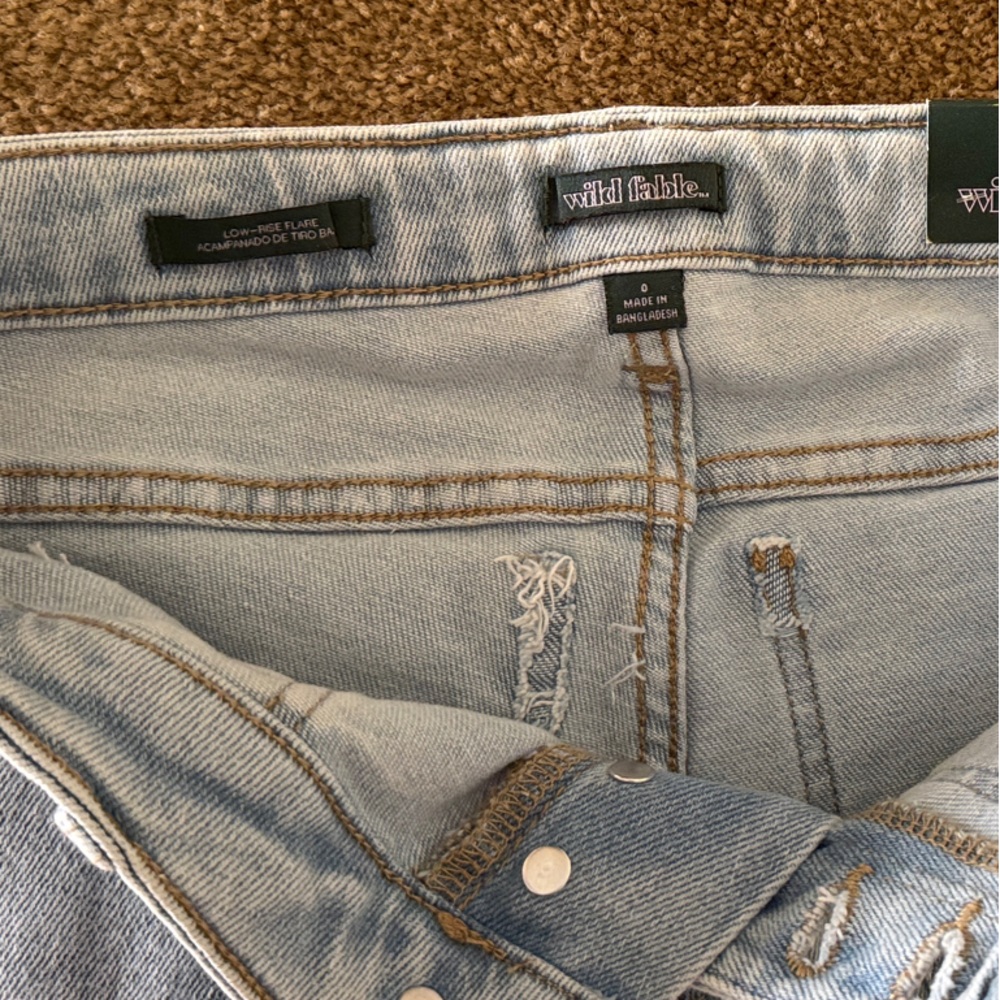 NWT Wild Fable Light Blue Exposed Button Flare Jeans Size 0 - Picture 2 of 7